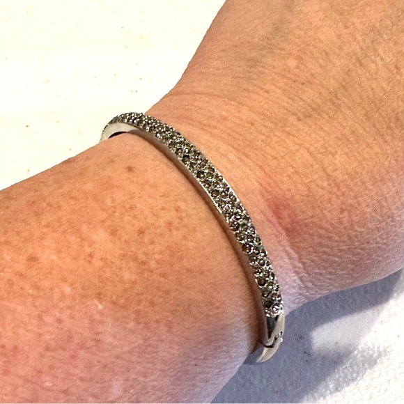 New Bracelet- made with Swarovski elements/ crystals- silver hinged bangle - Picture 3 of 15